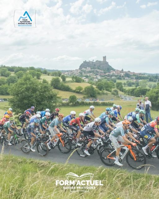 🚴‍♂️ Le Tour Auvergne-Rhône-Alpes a fait étape au Puy-en-Velay @criteriumdudauphine 

📍 Le Puy-en-Velay a vécu au rythme du cyclisme ces derniers jours avec le passage du Tour Auvergne-Rhône-Alpes, une épreuve qui met à l’honneur les paysages et le patrimoine de notre région.

🚴‍♂️ La première étape, disputée le lundi 8 juin, s’est élancée de Saint-Martin-les-Vinoux avant de rejoindre la cité ponote après plusieurs heures d’effort à travers des décors variés et spectaculaires.

📅 Deux jours plus tard, le mercredi 10 juin, les coureurs ont repris la route depuis Le Puy-en-Velay en direction de Montrond-les-Bains. Un départ très attendu qui a permis aux habitants et aux visiteurs de venir admirer une nouvelle fois le peloton dans les rues de la ville.

🌿 Tout au long de leur parcours, les cyclistes ont traversé plusieurs communes emblématiques de la Haute-Loire et du Velay, offrant de magnifiques images de notre territoire. Parmi elles, Saint-Paulien, ancienne cité gallo-romaine, Polignac et sa majestueuse forteresse dominant la vallée, ou encore le secteur d’Aiguilhe, célèbre pour son rocher volcanique et sa chapelle perchée.

✨ Cette étape a également mis en lumière des paysages exceptionnels, entre plateaux volcaniques, vallées verdoyantes, villages de caractère et panoramas remarquables. Des décors qui font la renommée de la Haute-Loire et qui ont offert un cadre grandiose aux coureurs comme aux spectateurs.

🌟 Au-delà de la compétition sportive, le passage du Tour Auvergne-Rhône-Alpes est une formidable vitrine pour notre territoire. Il rappelle combien notre région est une terre de sport, de patrimoine et de nature, appréciée autant par les passionnés de cyclisme que par les amoureux des grands espaces.

📷 Retour en images sur ces deux journées qui ont animé les routes du Velay et permis de faire rayonner Le Puy-en-Velay bien au-delà de ses frontières.

📸 Cassandre Masson