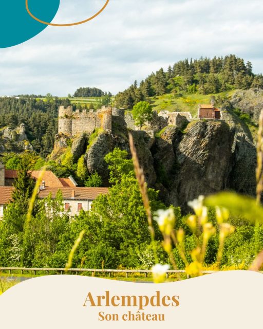 ✨ Arlempdes, un petit village de caractère dominé par son magnifique château perché sur un ancien volcan.
Un lieu chargé d’histoire, où patrimoine et paysages d’exception se rencontrent. 🏰