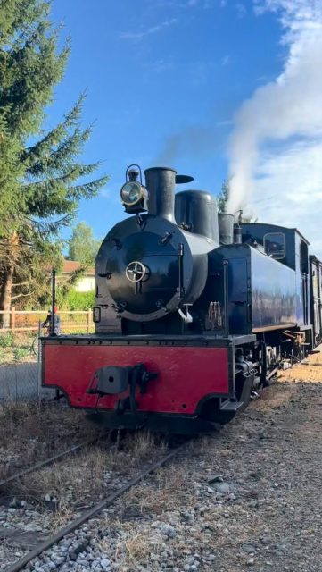 🚂✨ Embarquez pour un voyage hors du temps à bord du Velay Express !
Au cœur des paysages préservés de la Haute-Loire, laissez-vous porter par le charme authentique d’un train historique qui traverse viaducs, forêts et villages de caractère. 🌿🌉
Que vous soyez en famille, entre amis ou simplement en quête d’une escapade originale, le Velay Express vous promet des souvenirs inoubliables, au rythme des locomotives d’antan. ❤️
📍 Cet été, prenez le temps… de voyager autrement.
🎟️ Réservez votre balade et venez vivre une expérience unique en Haute-Loire !